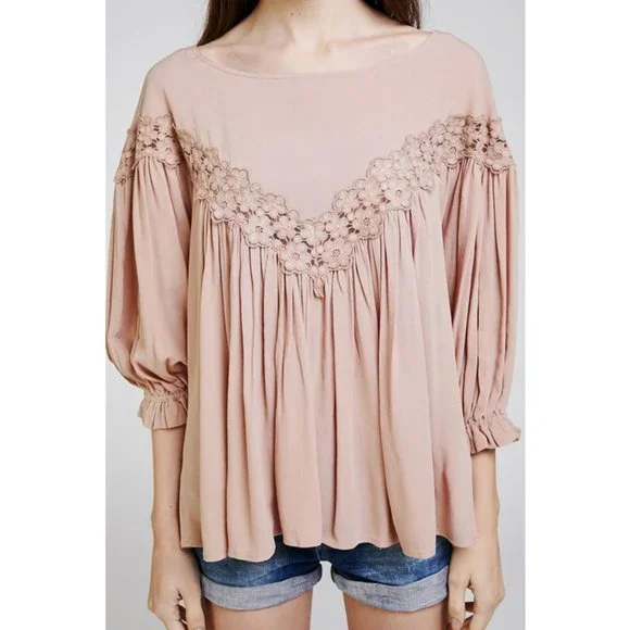 NEW Latte Mauve Shirred Floral Crochet Lace Inset Flowy Ruffle Boho Blouse Top M - Picture 3 of 9